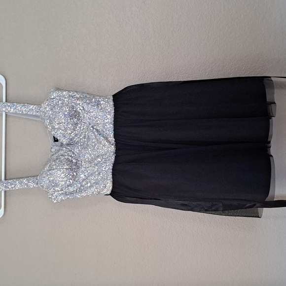 Women's or juniors dress - Picture 1 of 5